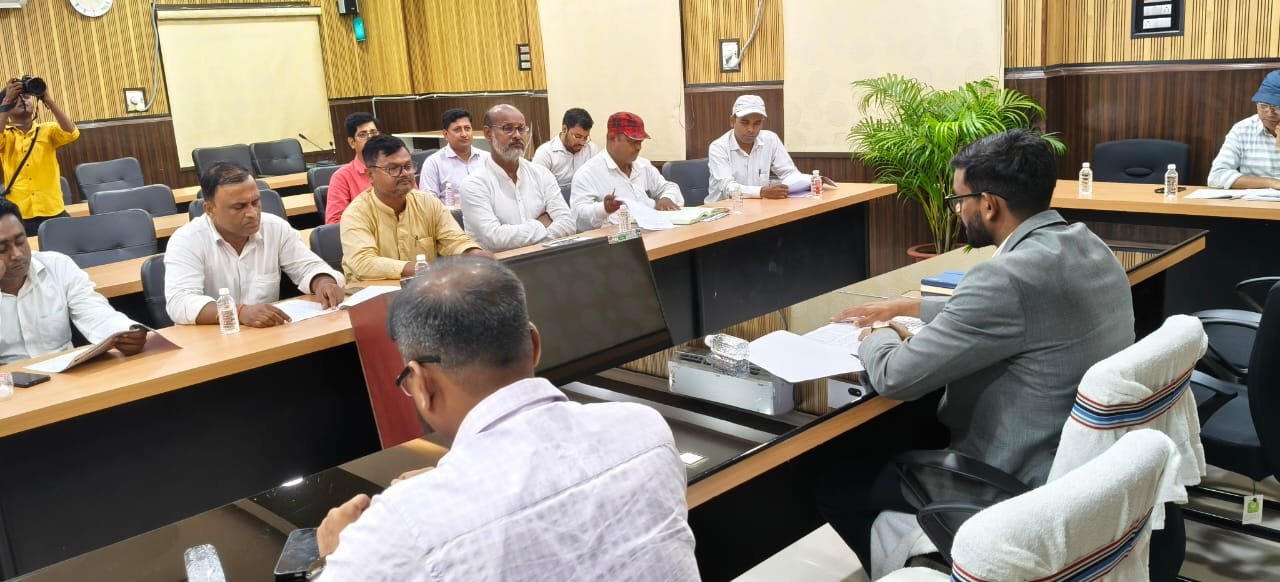 जिला निर्वाचन पदाधिकारी ने राजनीतिक दलों के प्रतिनिधियों के साथ बैठक की, आचार संहिता का पढ़ाया पाठ, चुनावी तैयारी की दी जानकारी
