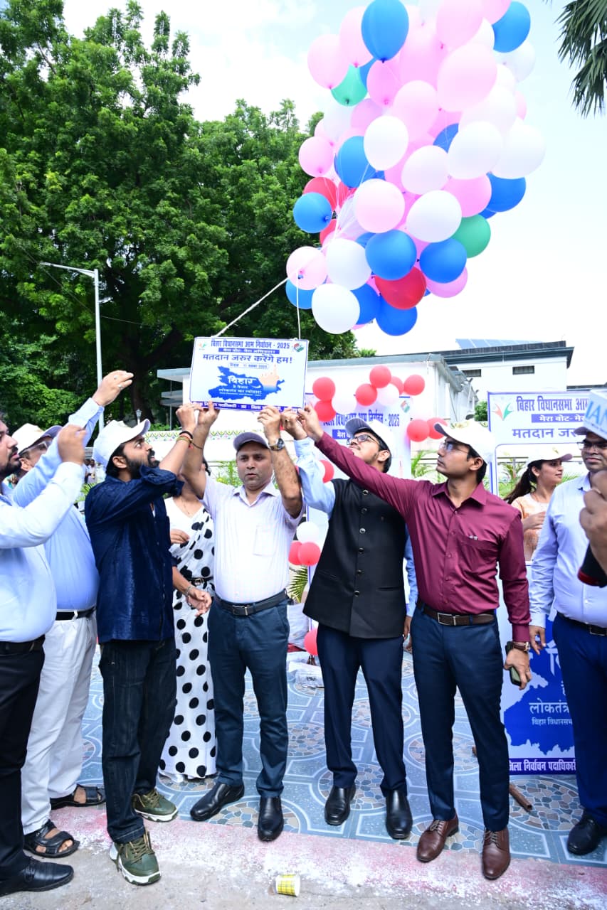 गुब्बारे उड़ाकर भागलपुर में हुआ स्वीप अभियान का आगाज़