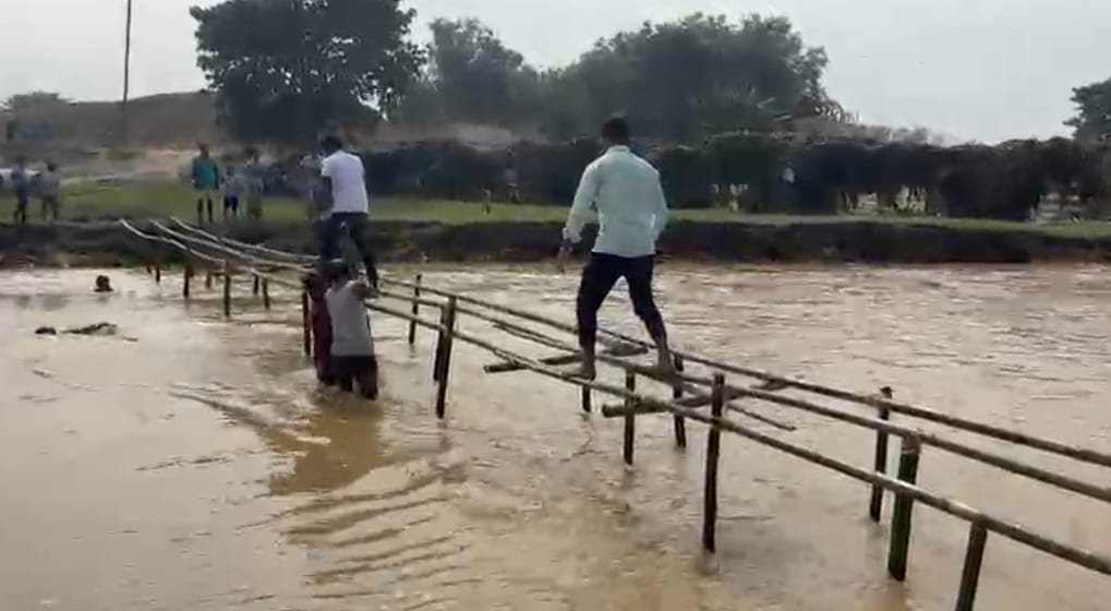 हारीभिट्ठा के पास कटी सड़क, आवागमन पूरी तरह से बंद, हजारों लोग प्रभावित