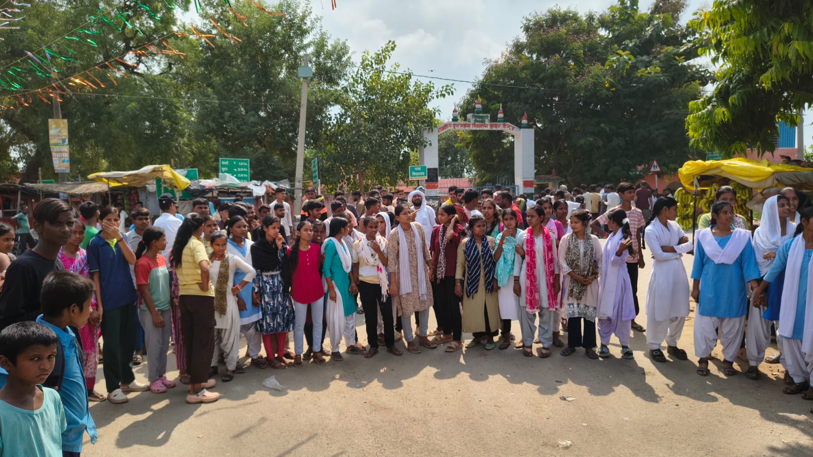कैमूर: इंटर का रजिस्ट्रेशन नहीं होने पर छात्रों ने स्कूल गेट पर दिया धरना