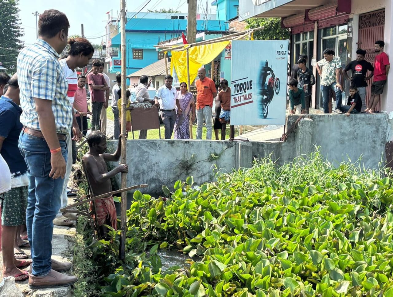 सीताधार में जलस्तर बढ़ा,जलकुंभी ने बहते पानी का प्रवाह रोका,सड़क जाम के बाद नप प्रशासन की खुली कुंभकर्णी निंद्रा