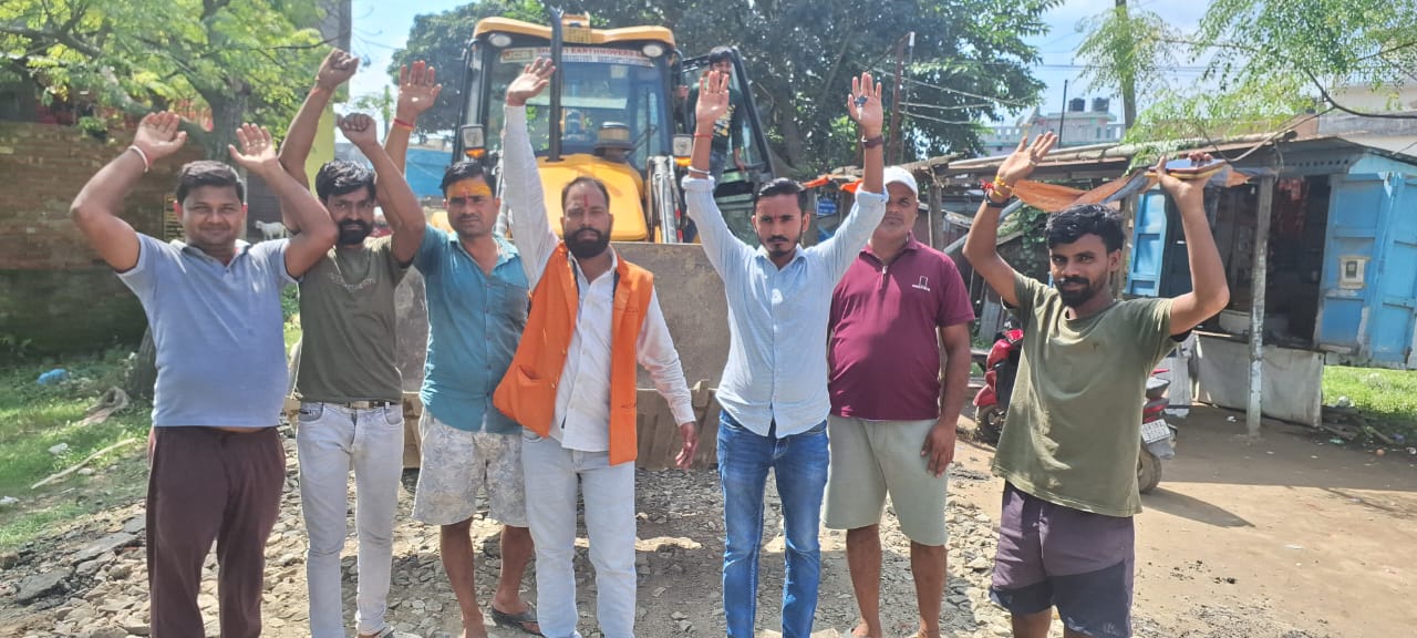 सुभाष चौक से कोठीहाट निर्माण 12 फीट रोड से नाराज लोगों ने कार्य को रोका