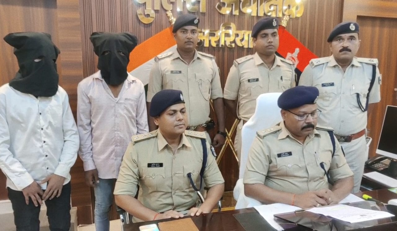 पेट्रोल पम्प से हुए लूटकांड का दो घंटे के भीतर खुलासा,लूट के 50 हजार,दो पिस्टल,पांच कारतूस,बाइक,50 हजार जाली नोट के साथ दो गिरफ्तार