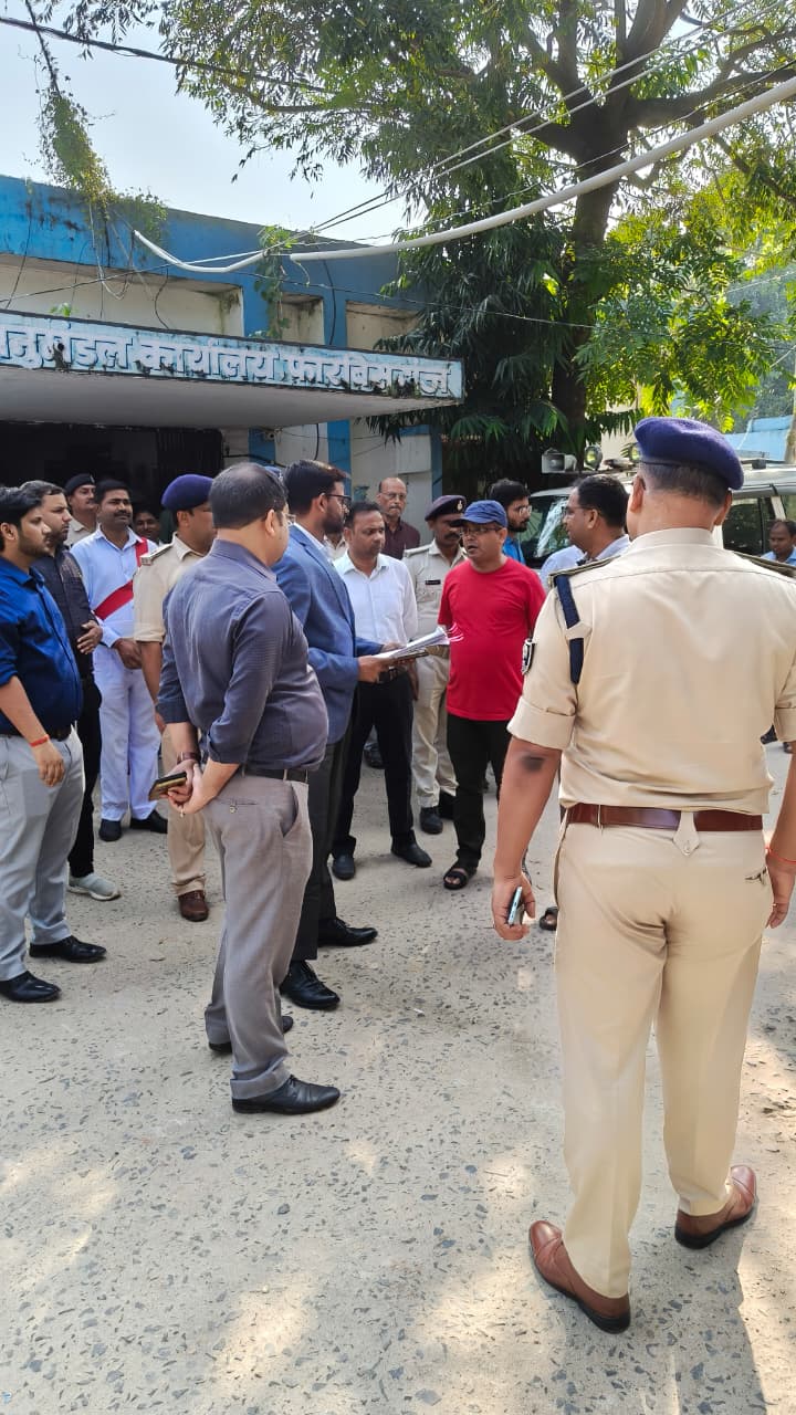 जिला निर्वाचन पदाधिकारी ने अधिकारियों के साथ नामांकन केन्द्र का लिया जायजा