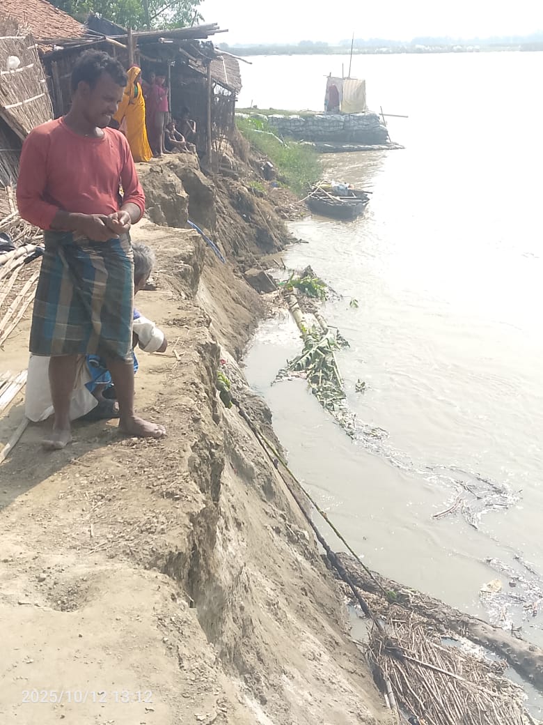 खतरे का दस्तक: अग्रहण गांव बागमती नदी के भीषन कटाव के निशाने पर आया,चौबीस घंटे में तीन घर कट कर नदी में समाया, बीते वर्षों में गांव के एक दर्जन से अधिक घर नदी में समा चुके हैं