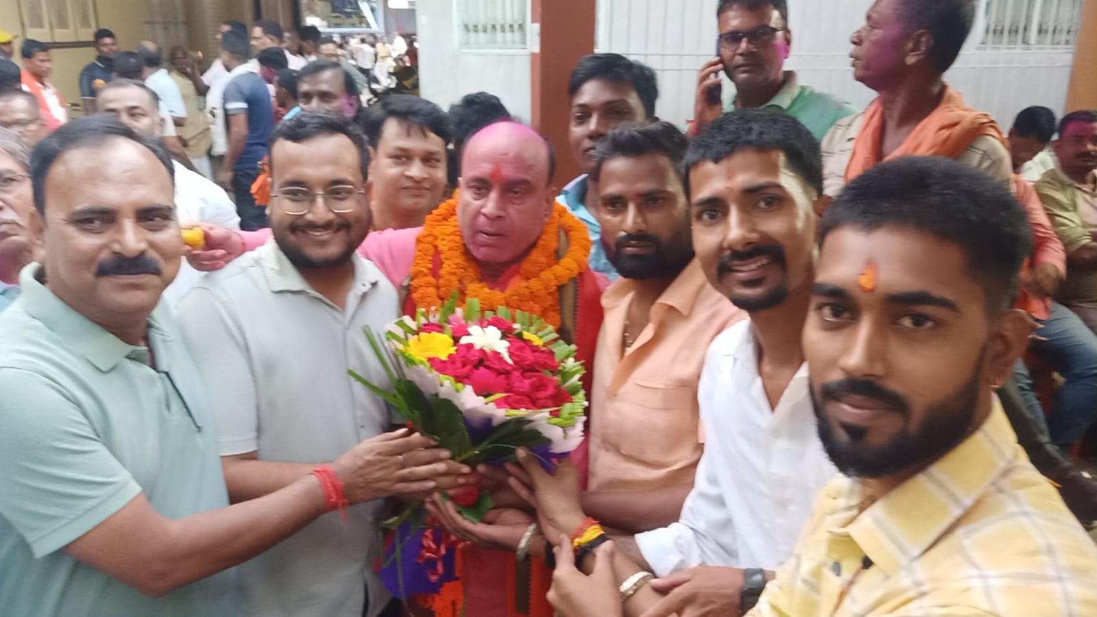 टिकट लेकर फारबिसगंज पहुंचने पर भाजपा विधायक का ढोल नगाड़ों के साथ स्वागत