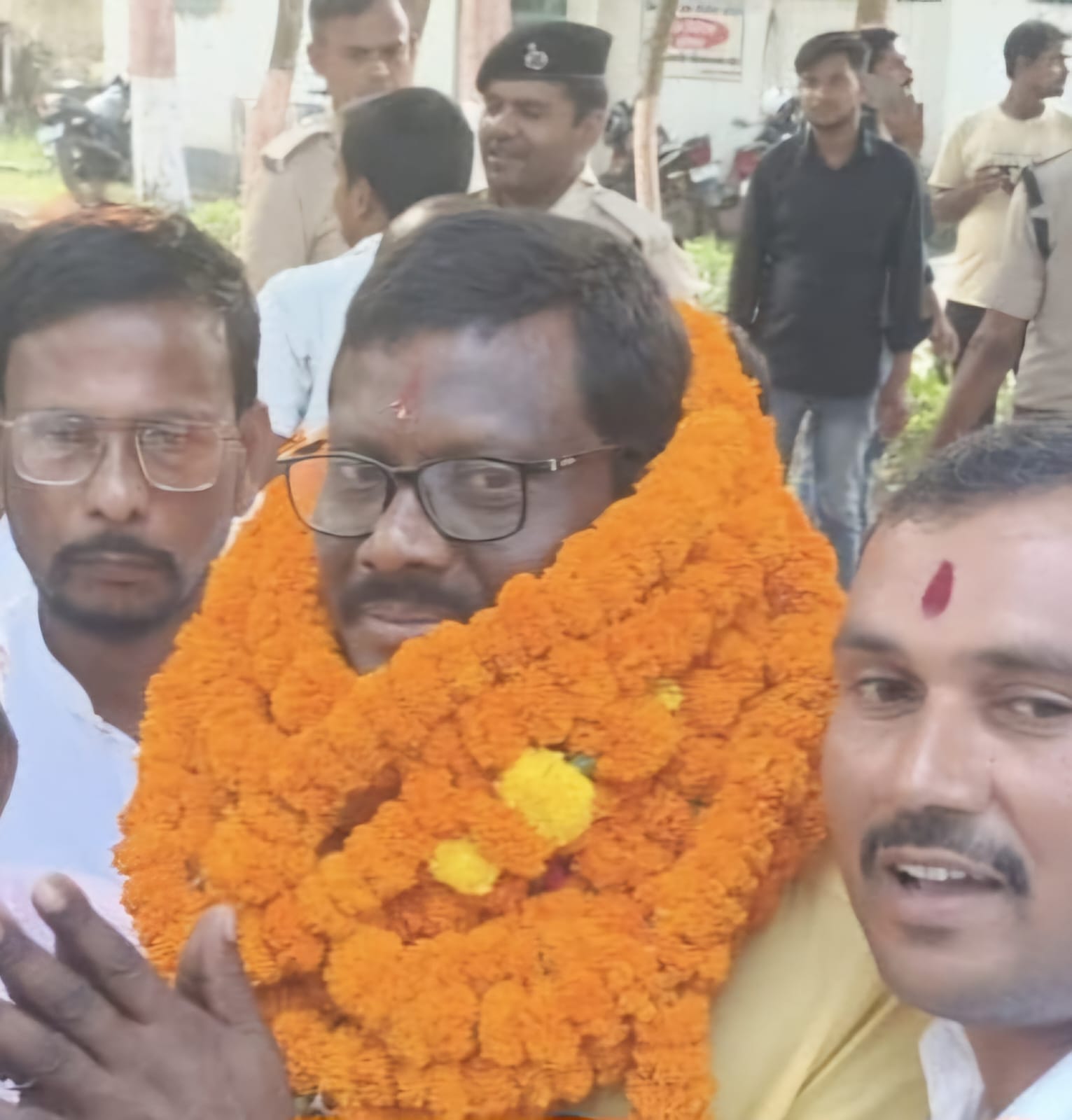 नामांकन के मैदान में दो योद्धा, एक सांसद का भाई अनुज तो दूसरा तीन बार आज़माया हुआ
