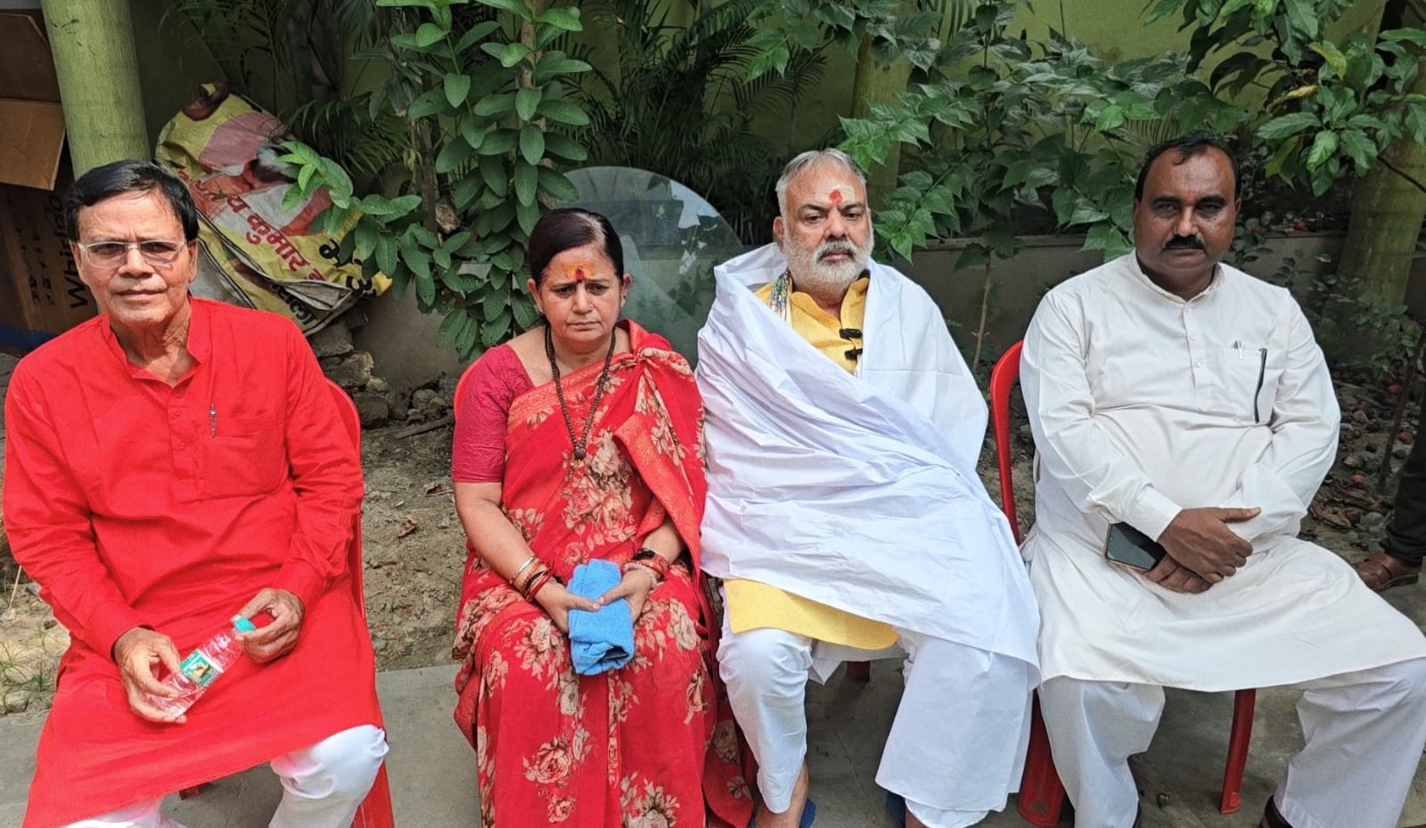 टिकट से वंचित भाजपा नेता ने कफ़न ओढ जताया विरोध,पति के सम्मान में पत्नी ने संभाला मोर्चा, नरपतगंज से निर्दलीय चुनाव लड़ने का ऐलान