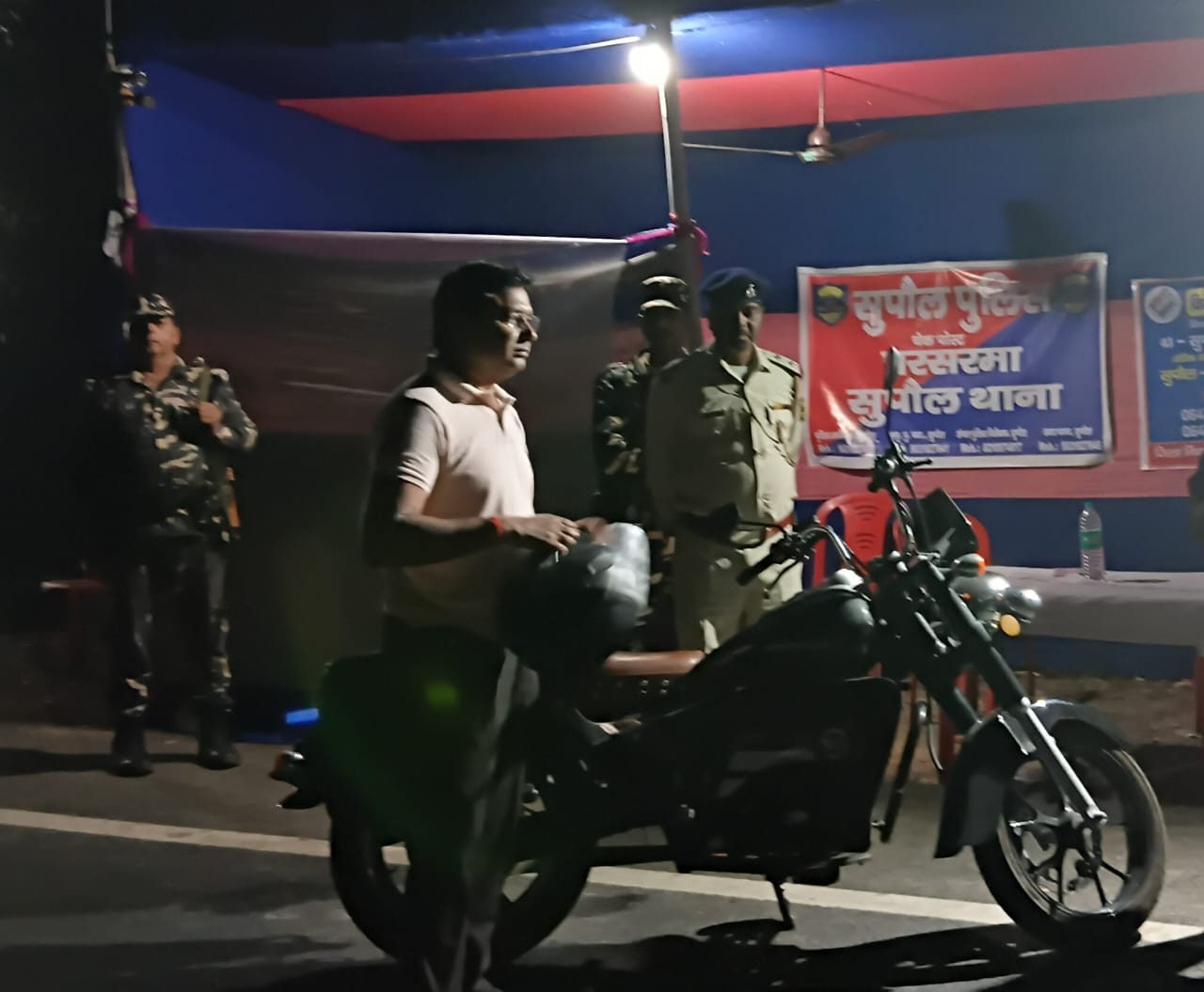सदर अनुमंडल पदाधिकारी ने देर रात किया बाइक से चेक पोस्ट का औचक निरीक्षण