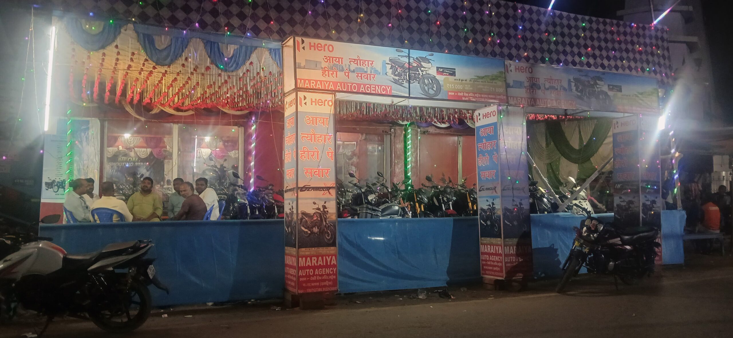 धनतेरस पर मड़ैया ऑटो एजेंसी में रौनक: ग्राहकों के लिए सजकर तैयार गाड़ियाँ, मिल रहे खास ऑफर्स और EMI प्लान