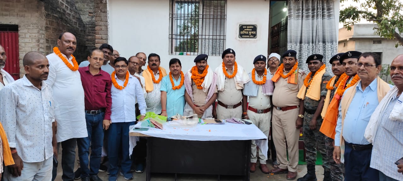 डकैती कांड का उद्भेदन करने वाले थानाध्यक्ष अजीत कुमार का ग्रामीणों ने किया सम्मान