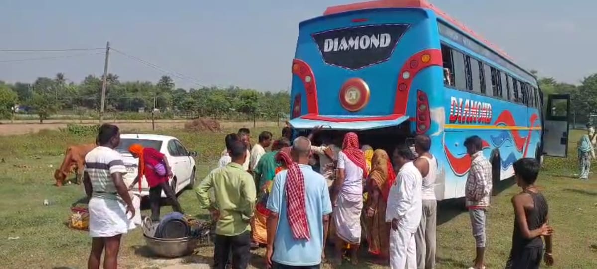 यात्रियों से भरी बस सड़क के किनारे खड़े ट्रक में मारी ठोकर,दस यात्री घायल,अयोध्या से तीर्थ कर उत्तर दिनाजपुर जा रहे थे यात्री