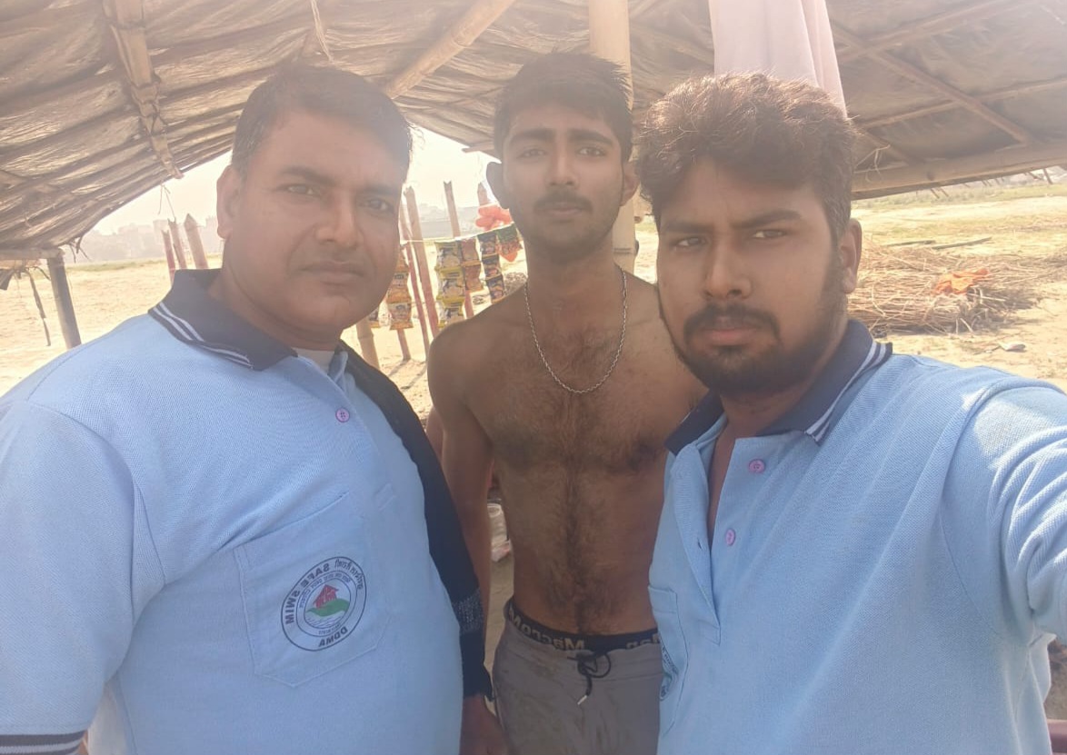 शंकरपुर घाट पर गंगा में डूब रहे युवक को आपदा मित्रों ने बचाई जान