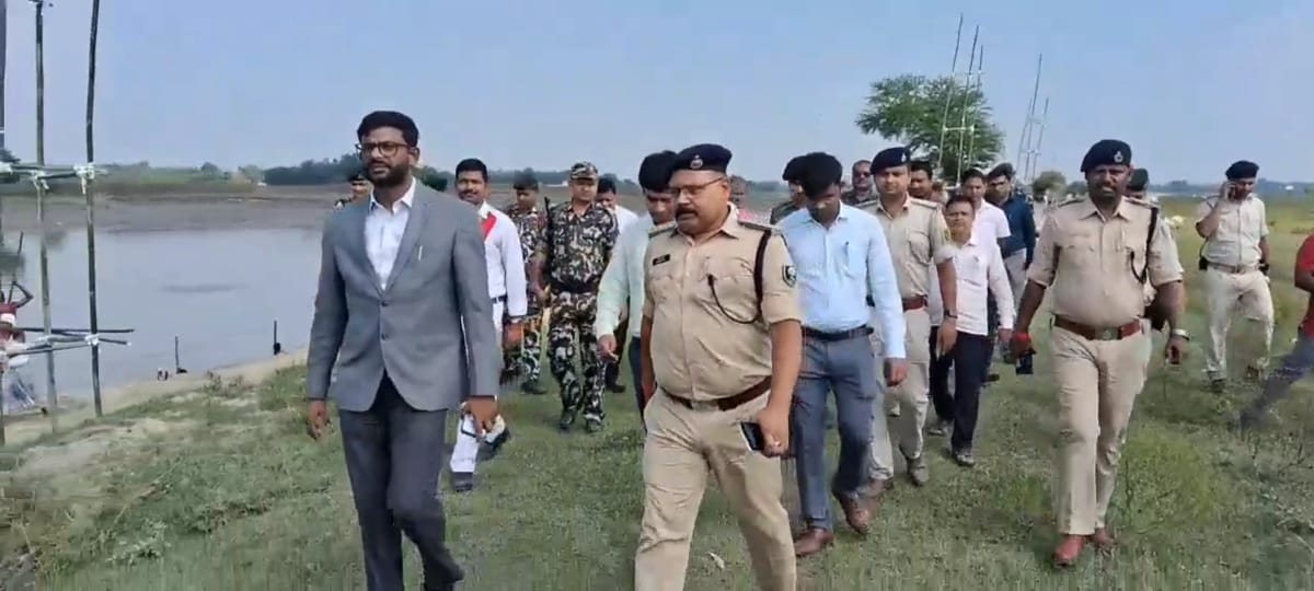 महापर्व छठ को लेकर डीएम एसपी ने अधिकारियों के साथ विभिन्न घाटों का किया निरीक्षण, छठव्रतियों की सुविधा को लेकर दिए दिशा निर्देश