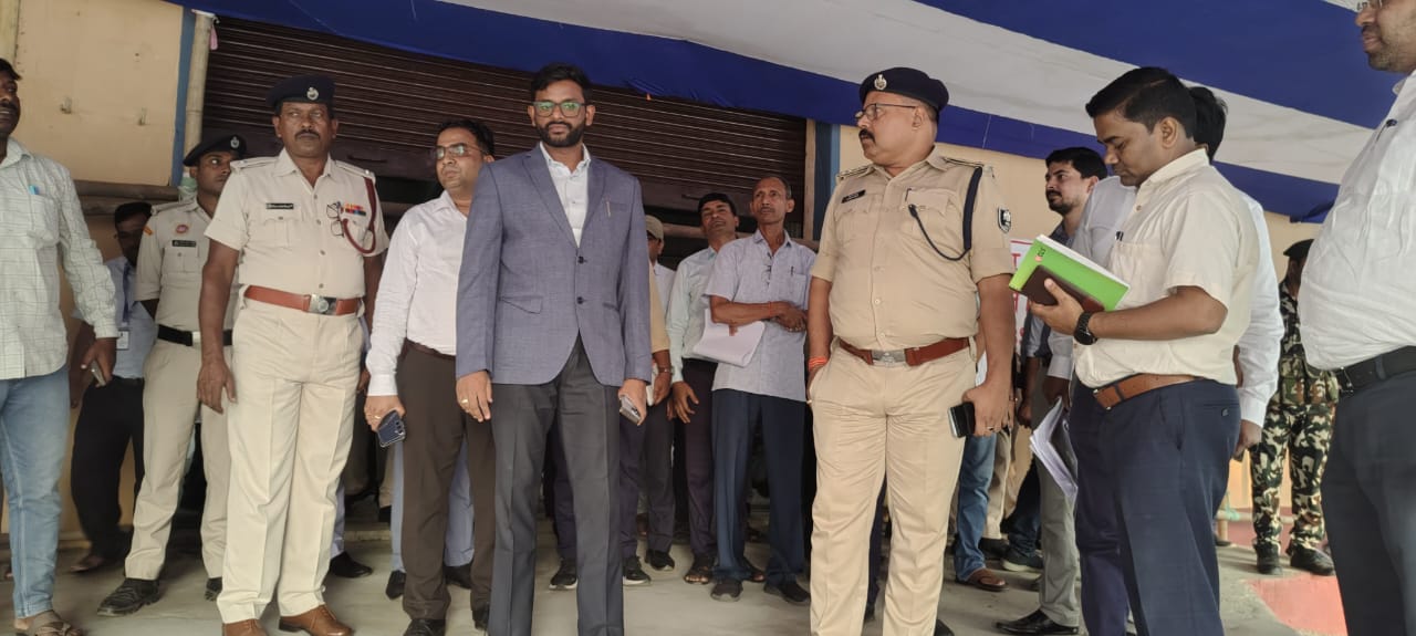 जिला निर्वाचन पदाधिकारी ने डिस्पैच सेंटर और मतगणना केन्द्र का किया निरीक्षण