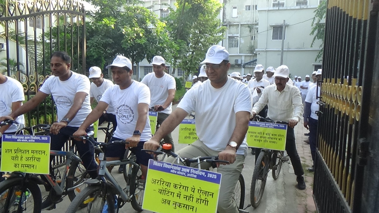 मतदाताओं को जागरूक करने के लिए निकली साइकिल रैली