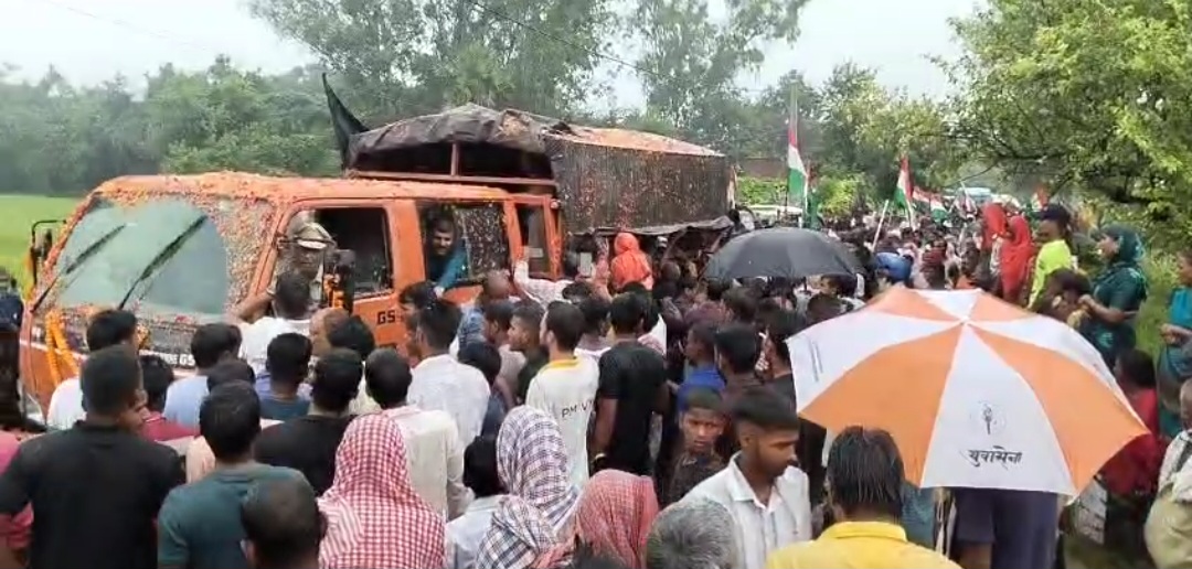 जम्मू में तैनात CRPF जवान की संदिग्ध मौत, परिजनों ने उठाए सवाल कैमूर में गार्ड ऑफ ऑनर के साथ अंतिम विदाई