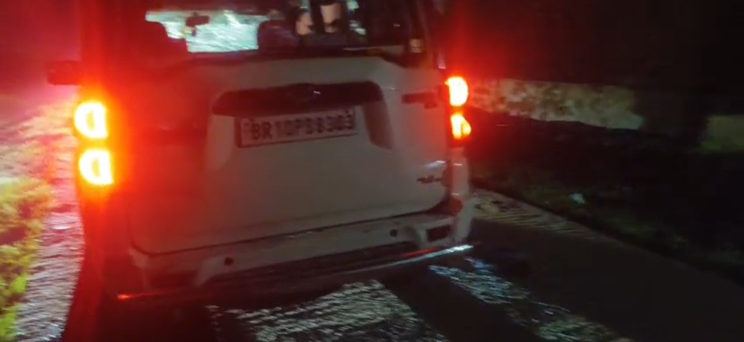 भागलपुर के सरकंडा में शराब तस्करों का हमला: उत्पाद विभाग की गाड़ी चकनाचूर, ASI घायल