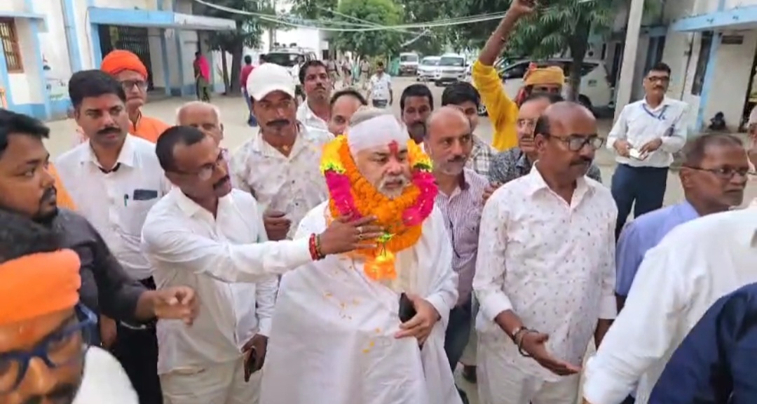 कफ़न ओढ नामांकन के लिए पहुंचे अजय कुमार झा,भाजपा की प्राथमिक सदस्यता से इस्तीफा के बाद बिहार सरकार के मंत्री रहे निशाने पर