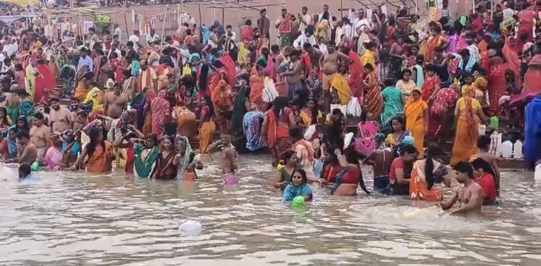 छठ पूजा पर बरारी और पुल घाट पर उमड़ी श्रद्धालुओं की भीड़, प्रशासन ने की कड़ी सुरक्षा व्यवस्था