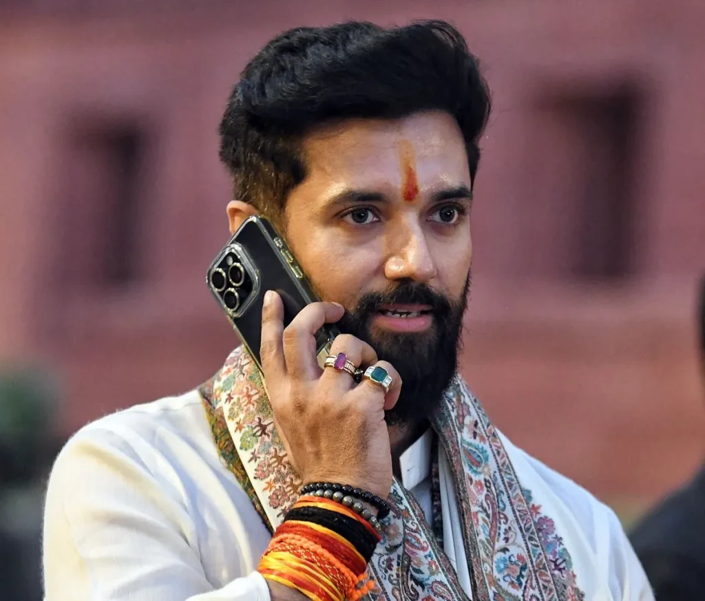 पिता को याद करने के बहाने एनडीए को आंख दिखा रहे हैं चिराग