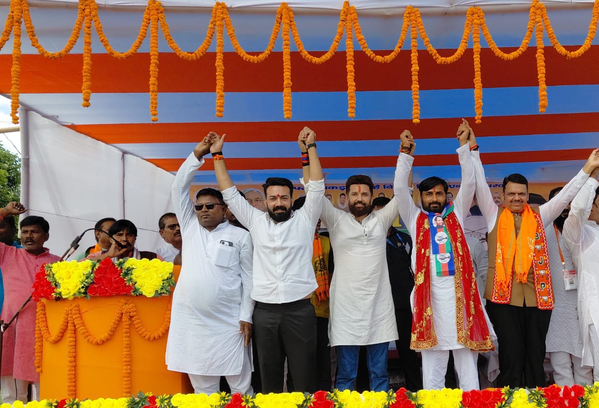 बिहार में अब बुझे लालटेन नहीं, चमकता चिराग चाहिए : देवेंद्र फडणवीस