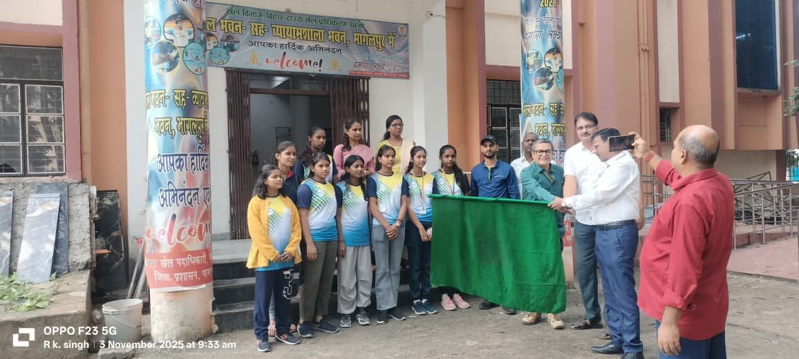 राज्य स्तरीय अंतर प्रमंडल भारोत्तोलन प्रतियोगिता के लिए भागलपुर की बालिकाएं हुईं रवाना