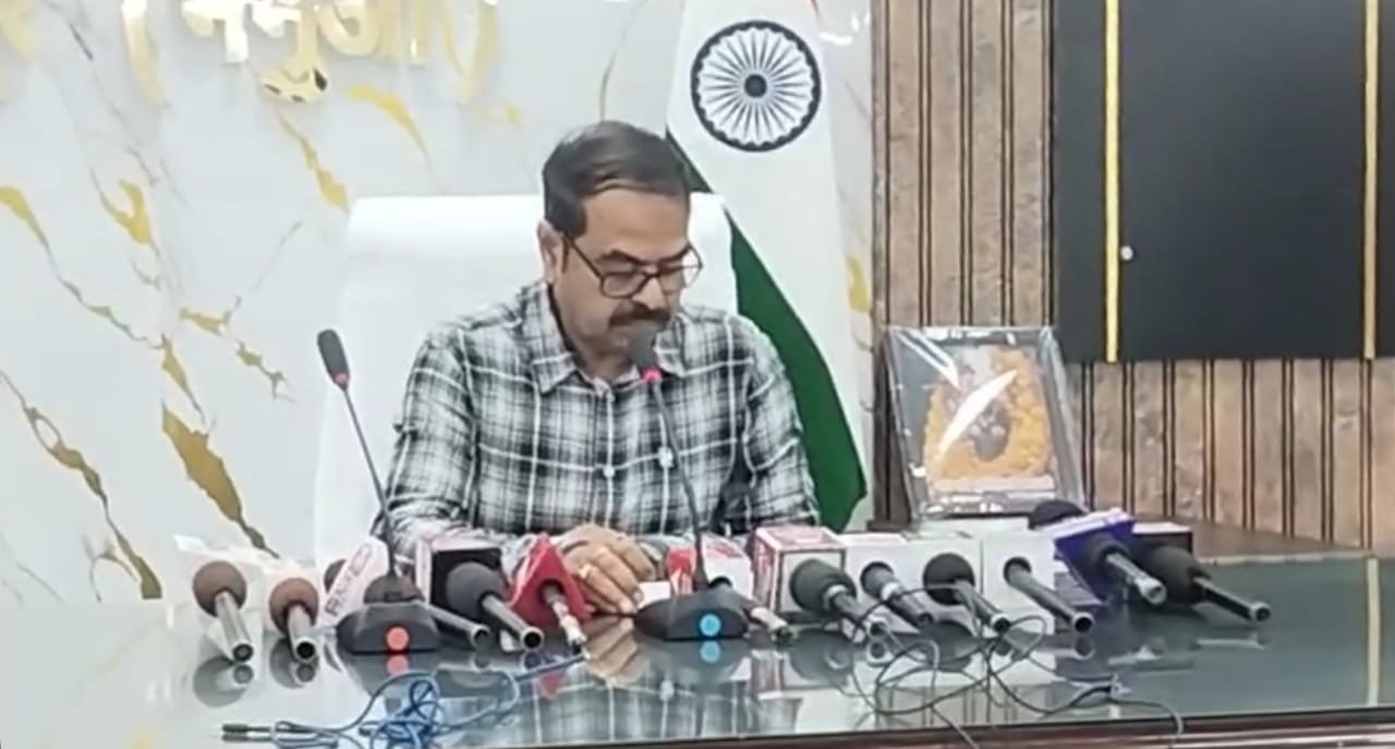 कैमूर डीएम के नाम से बना फर्जी व्हाट्सएप अकाउंट, जिला प्रशासन ने की अपील – सतर्क रहें, सावधान रहें