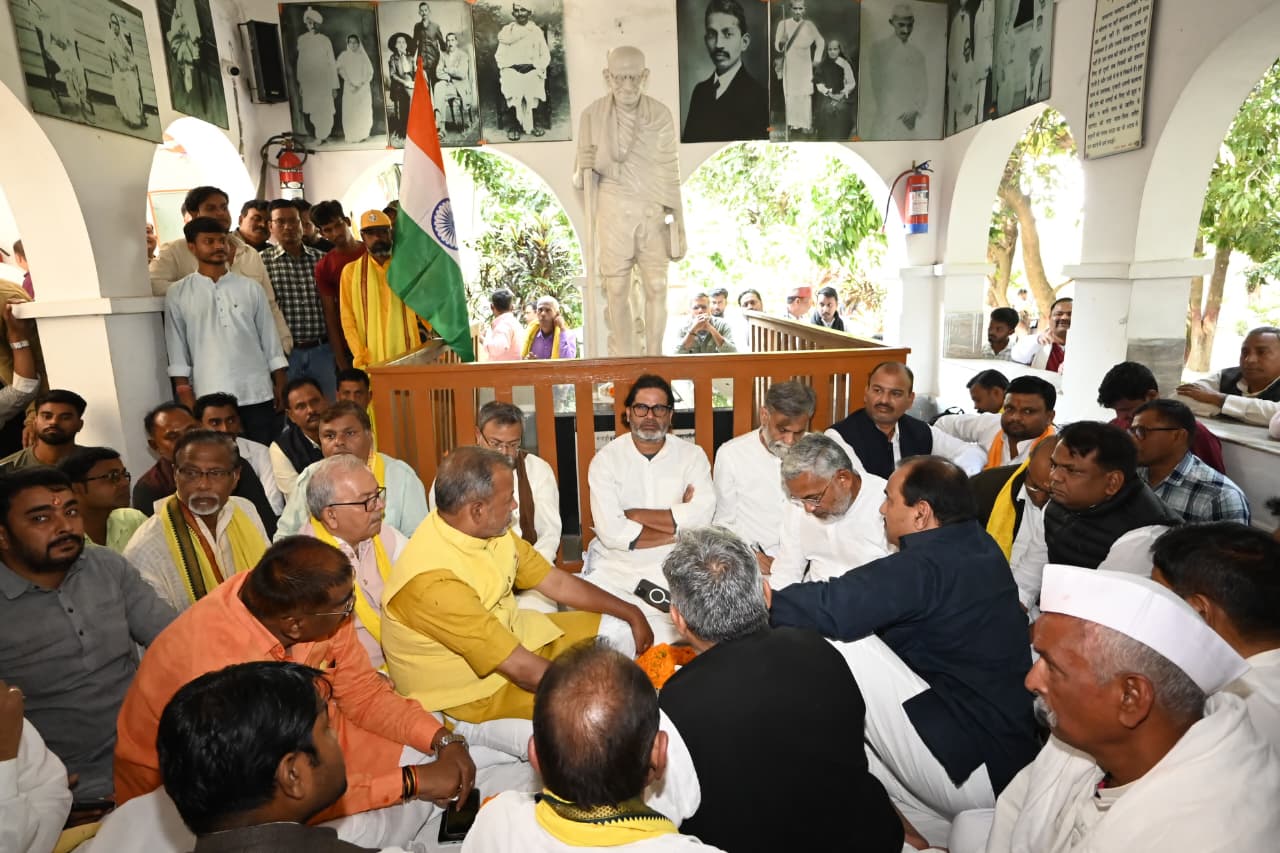 जन सुराज के आत्ममंथन का दिन: चुनाव परिणामों के बाद प्रशांत किशोर भितिहरवा गांधी आश्रम में एक दिन के मौन उपवास पर