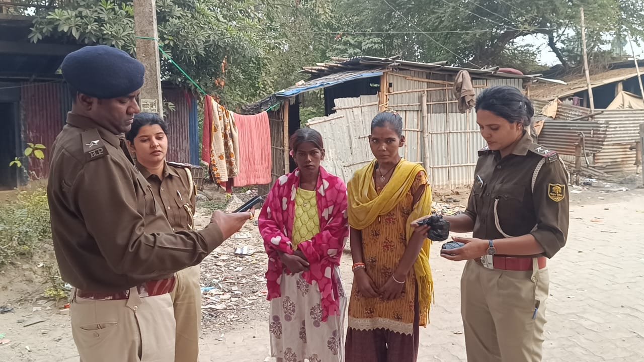 किशनगंज : बस स्टैंड ओवर ब्रिज के नीचे दो महिला तस्कर गिरफ्तार, 22 पूड़िया स्मैक बरामद