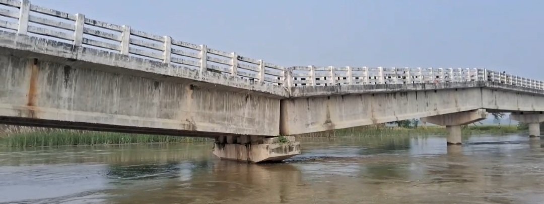 सांसद के गांव कौआचार में परमान नदी पर बना चार करोड़ का पुल का पाया धंसा,आवागमन हुआ प्रभावित