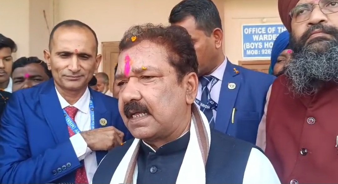 किशनगंज में उद्योग मंत्री डॉ. दिलीप जायसवाल का स्वागत, कार्यकर्ताओं ने जेसीबी से की फूलों की वर्षा