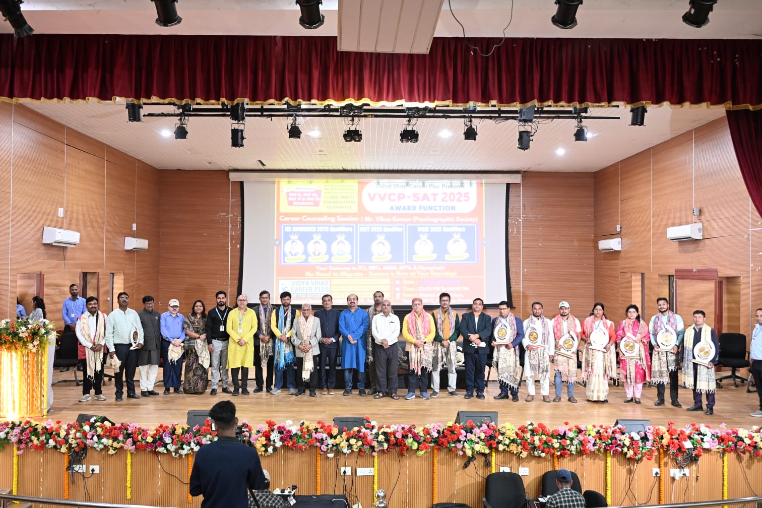 1658 प्रतिभाओं का महाकुंभ : वीवीसीपी-सैट में रिकॉर्ड भागीदारी; करियर विशेषज्ञ विकास कुमार ने छात्रों को दिया भविष्य का मंत्र