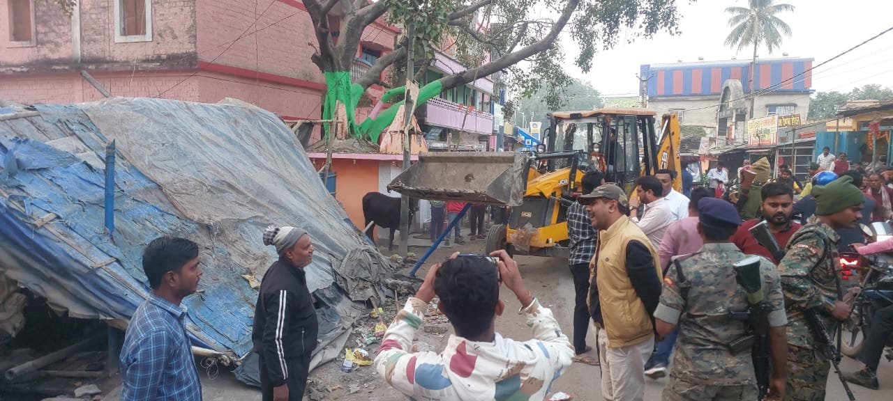 फारबिसगंज में अतिक्रमणकारियों पर चला नप प्रशासन का बुलडोजर