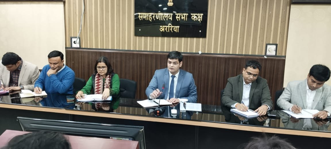 नव पदस्थापित डीएम ने योगदान के साथ की बैठक,जन सुविधा से जुड़ी योजनाओं में कोताही या लापरवाही न बरतने का निर्देश