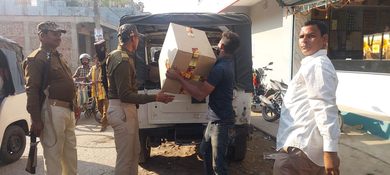 नकली सिगरेट बिक्री करने वाले तीन प्रतिष्ठानों पर छापेमारी,दो कारोबारी गिरफ्तार