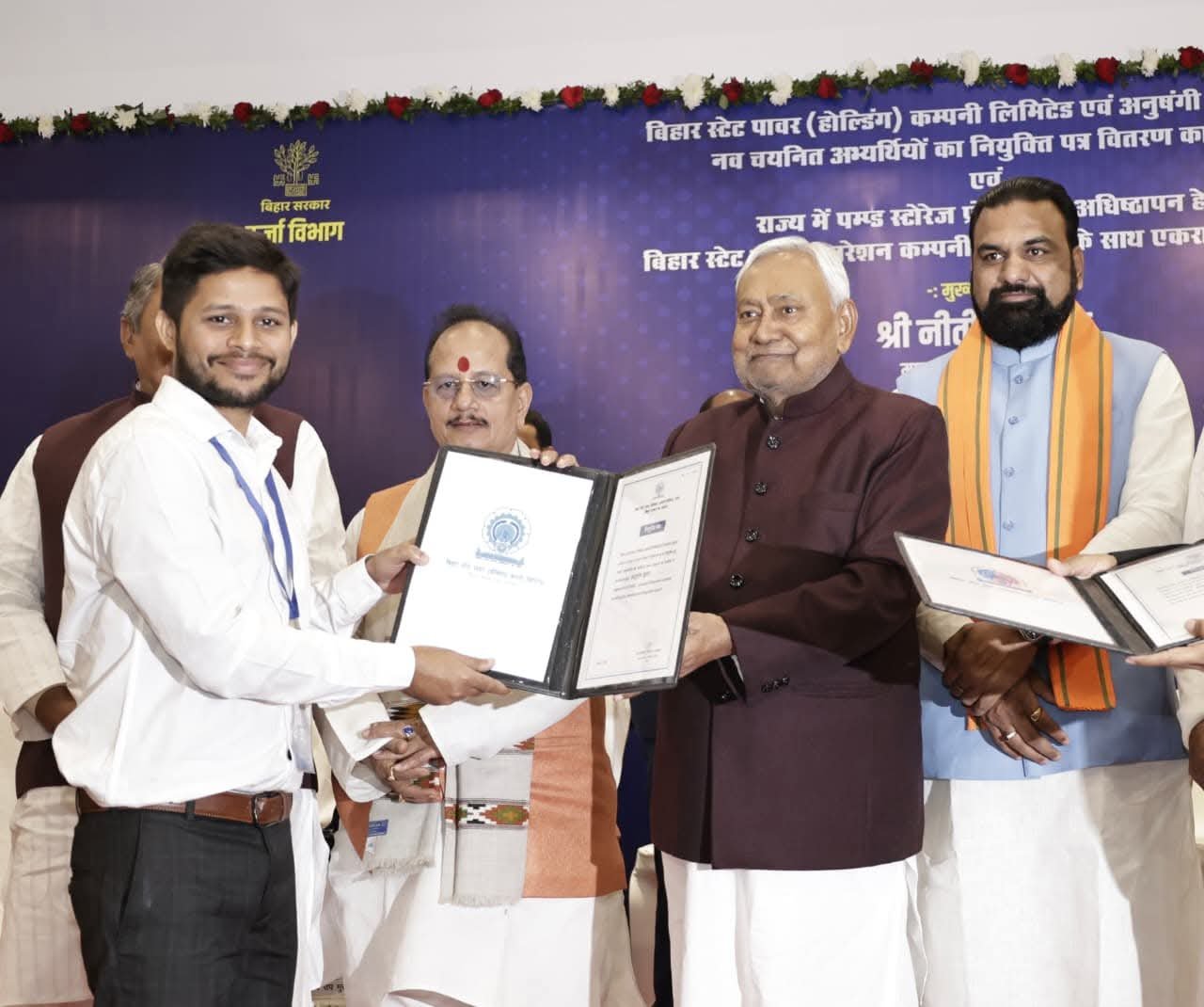 मुख्यमंत्री ने बिजली कंपनियों के 2390 नव चयनित कर्मियों को सौंपे नियुक्ति पत्र