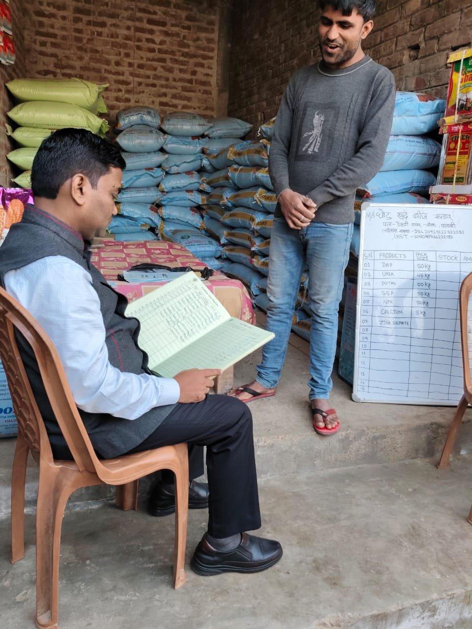 डीएम के निर्देश पर पलासी प्रखंड के आंगनबाड़ी केन्द्रों,पीडीएस डीलर और खाद विक्रेताओं की जांच