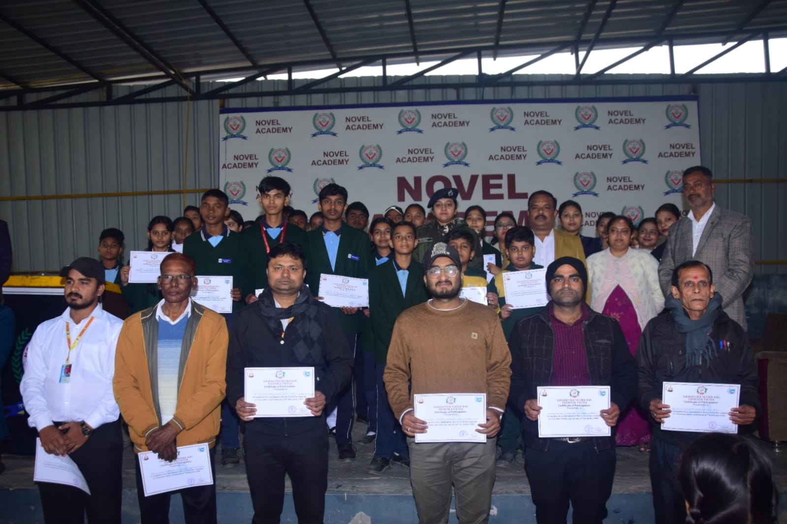 बॉर्डर यूनिटी रन में शामिल स्कूली छात्र-छात्राओं और विद्यालय के कर्मियों को एसएसबी ने दिया प्रमाणपत्र