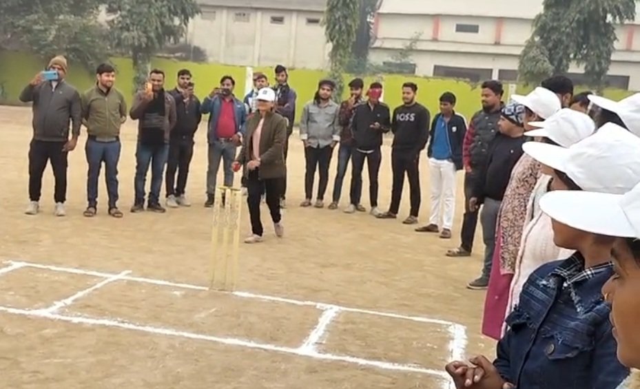 कड़कड़ाती ठंड में नई चेतना का संदेश: डीएम ने क्रिकेट खेलकर किया जीविका कार्यक्रम का उद्घाटन