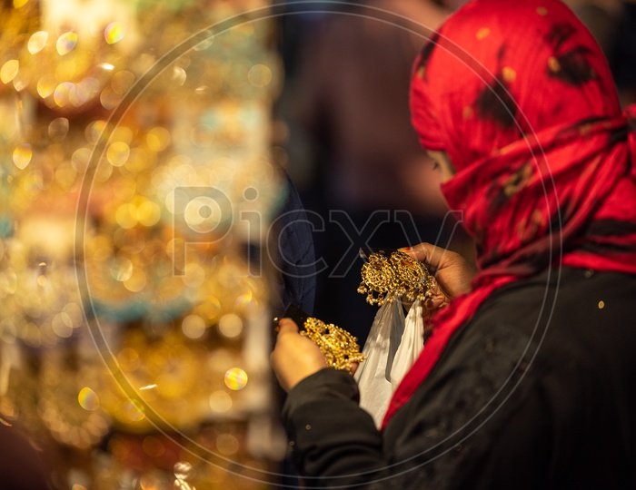 बिहार के ज्वेलरी शोरूम्स में अब ‘नो फेस मास्क, नो एंट्री’: बुर्का, हिजाब और हेलमेट पर लगी रोक