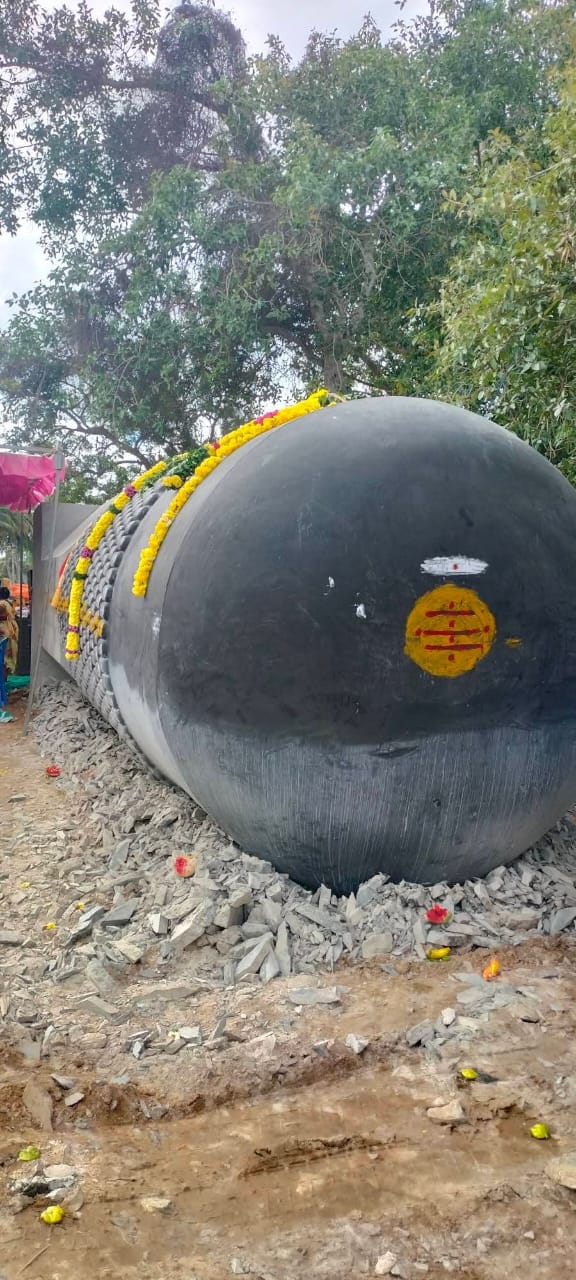 महाबलीपुरम से बिहार पहुँचा दुनिया का सबसे बड़ा शिवलिंग : 17 जनवरी को ‘विराट रामायण मंदिर’ में होगी स्थापना