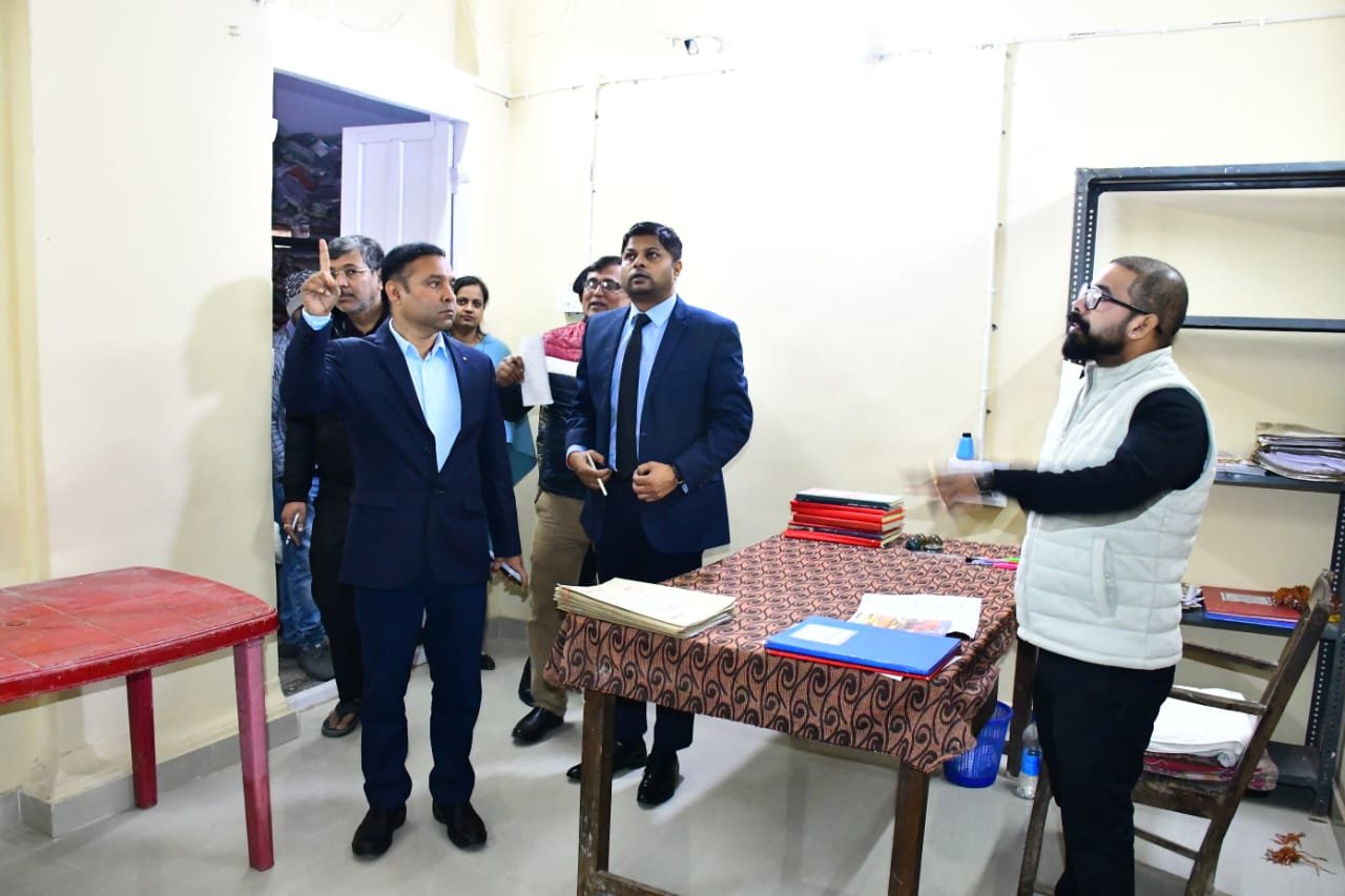 डीएम ने अनुमंडल सदर, डीसीएलआर व भू-अर्जन कार्यालय का किया  निरीक्षण, साफ-सफाई, संचिका संधारण व वाद निष्पादन की स्थिति की समीक्षा