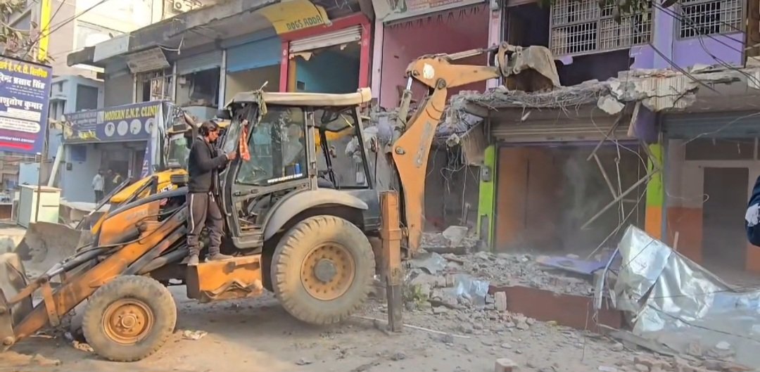 SDO के एक आदेश से थमा बुलडोजर, 28 साल पुराने भूमि विवाद में प्रशासन को लगानी पड़ी ब्रेक