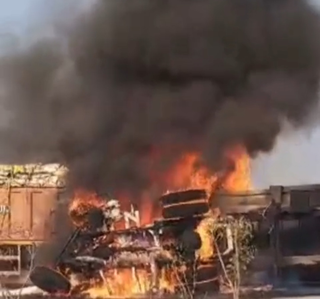 किशनगंज में भीषण सड़क हादसा: डंपर–ट्रक की आमने-सामने टक्कर, दोनों वाहनों में लगी आग