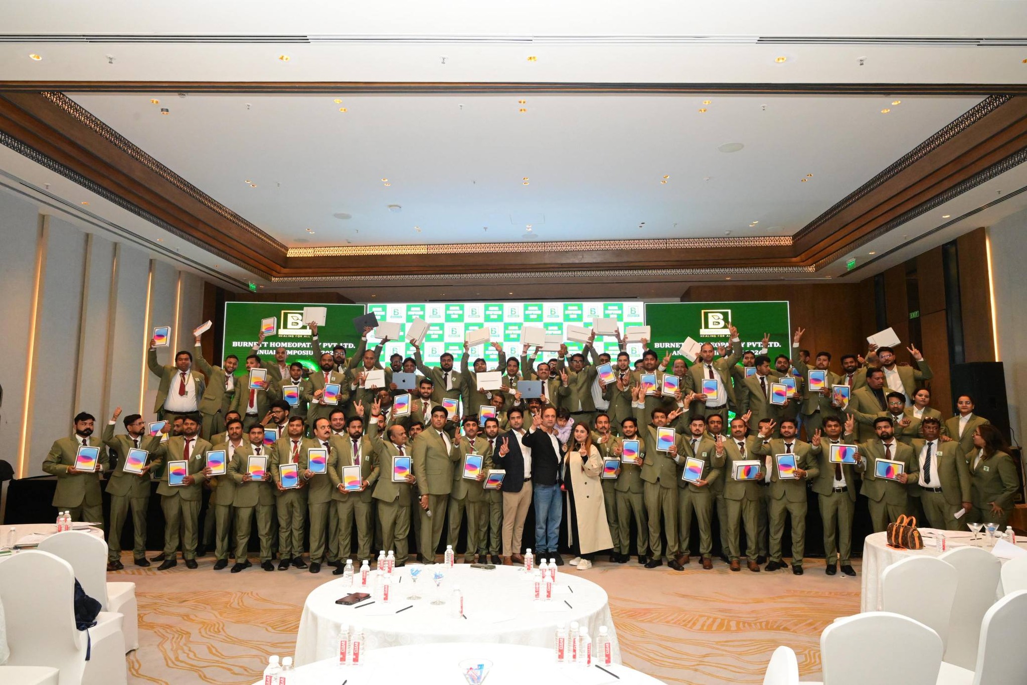 बर्नेट होम्योपैथी प्राइवेट लिमिटेड ने कर्मचारियों की कराई ‘बल्ले-बल्ले’: जिम कॉर्बेट में 100 कर्मियों को गिफ्ट किए एप्पल मैकबुक, कहा- टीम ही हमारी नींव