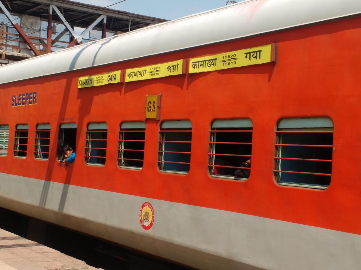 कामाख्या एक्सप्रेस में चोरों का तांडव; पटना से कटिहार के बीच करीब एक दर्जन यात्रियों के जेवर, नकदी और मोबाइल पार