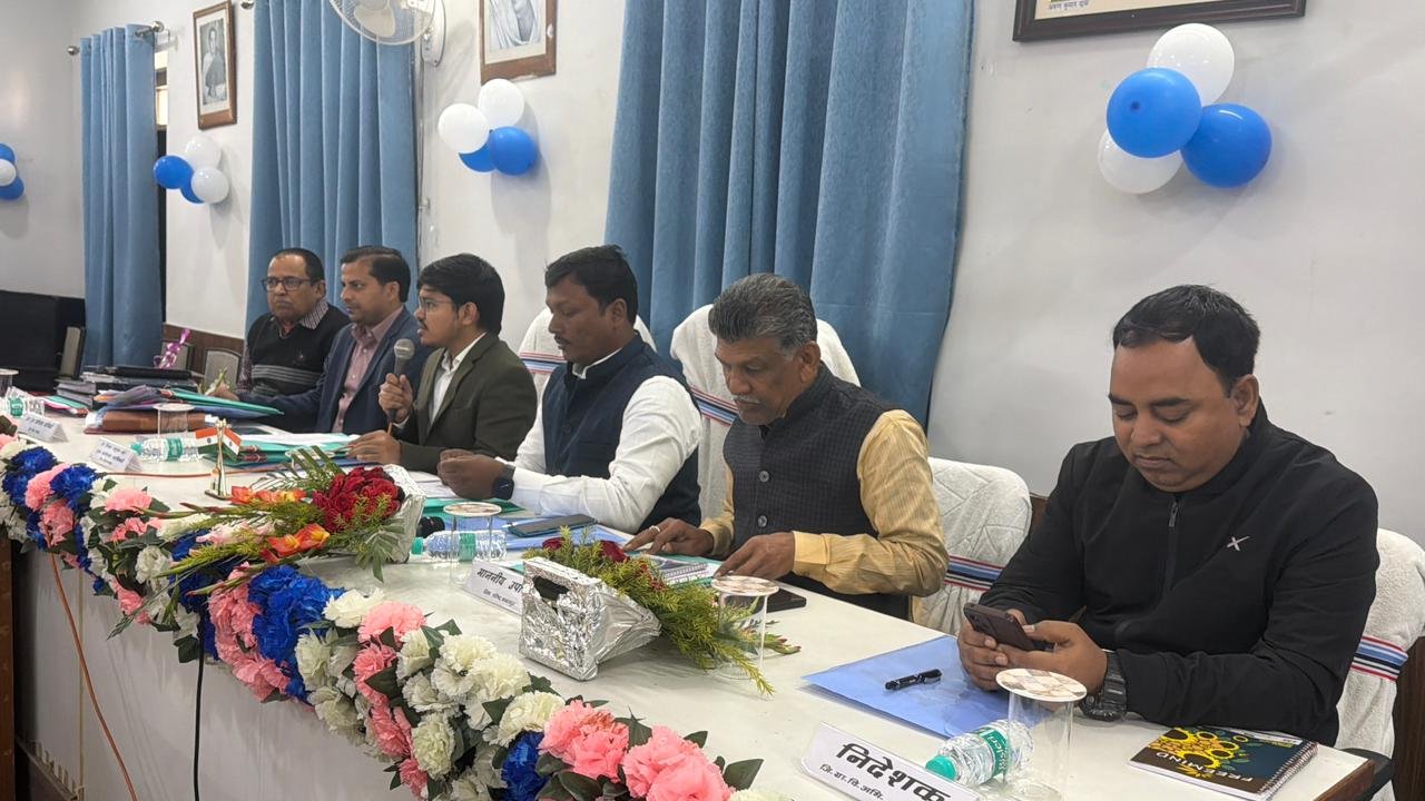 जिला परिषद की बैठक में विकास कार्यों की समीक्षा, पेयजल और बिजली व्यवस्था पर विशेष जोर