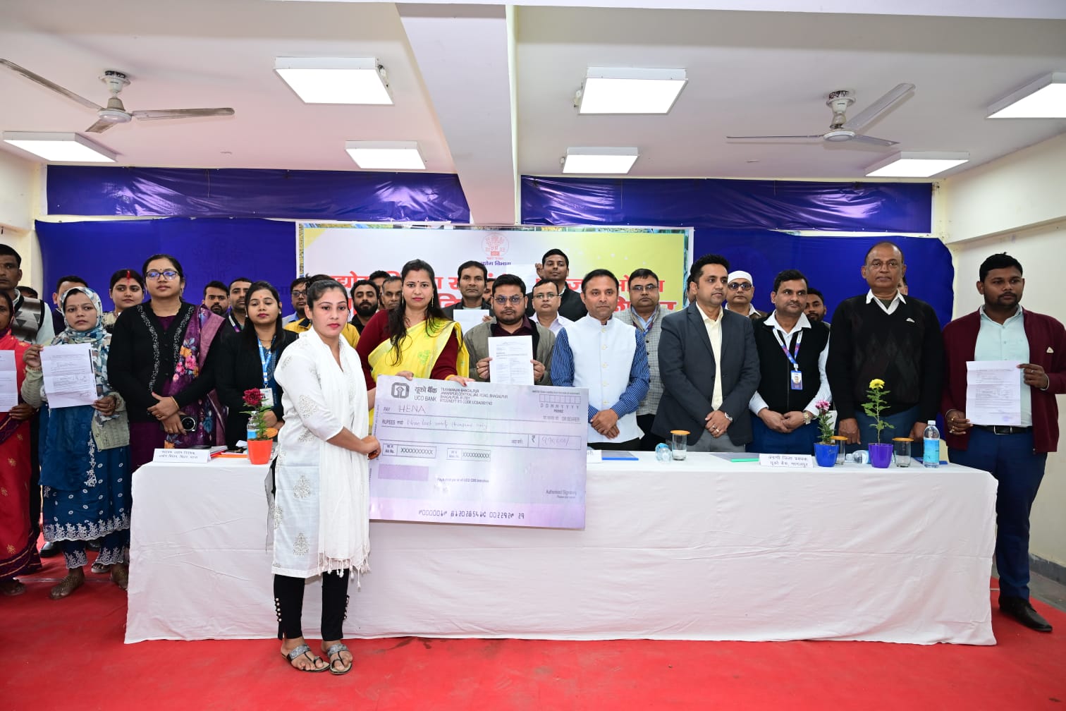 ऋण शिविर में डीएम ने उद्यमियों को सौंपे चेक, स्वरोजगार को बताया आर्थिक सशक्तिकरण का आधार