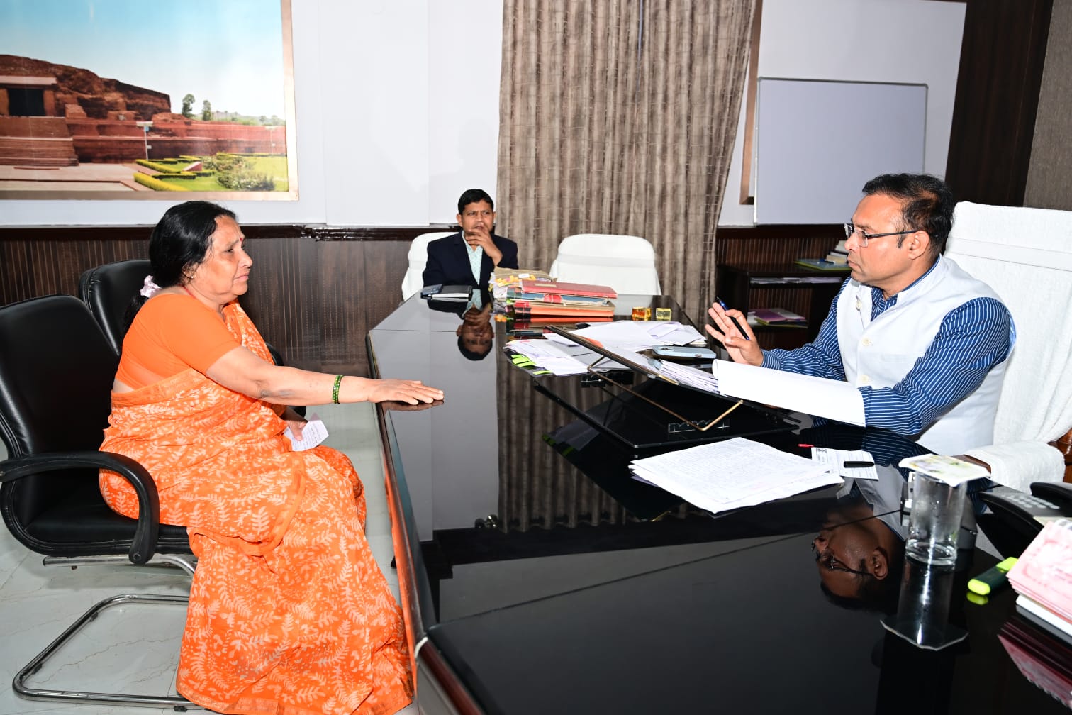 सबका सम्मान–जीवन आसान के तहत कमिश्नर ने 6 और डीएम ने 50 लोगों की समस्याएं सुनीं